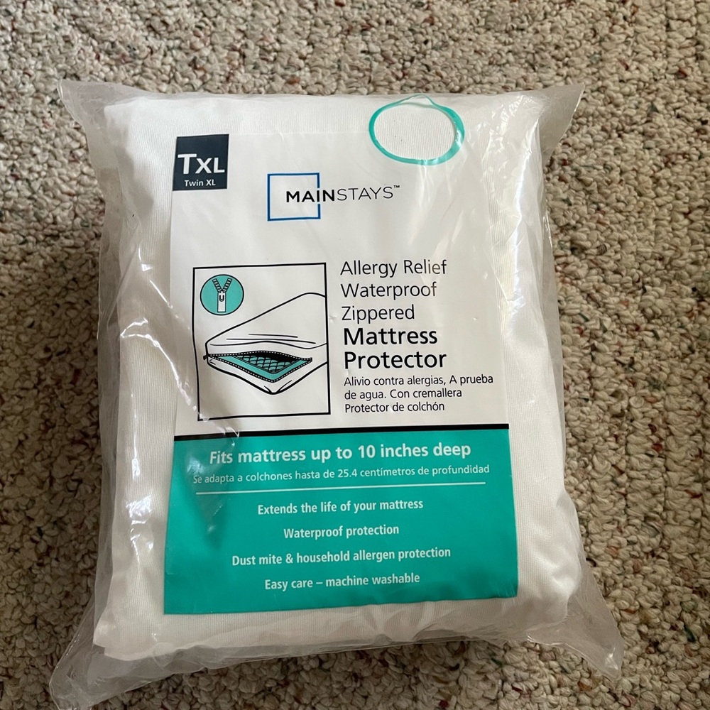 Mainstays White Zippered Mattress Protector